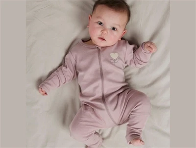 Name It natdragt 2-pak i farverne summer sand og deauville mauve med hjerteprintBaby iført Name It natdragt rosa med hjerteprint