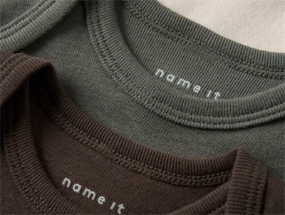 Name It body 3-pak i farverne jet stream, tea leaf og bracken med print