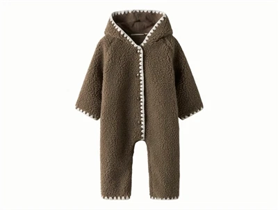 Lil' Atelier køredragt i brun nuance med teddystruktur og hætte