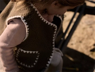 Lil\' Atelier teddyvest shitake set på barn med kontrastkant