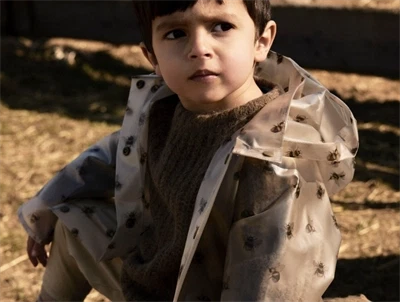 Lil\' Atelier regnjakke turtledove bee set på barn med trykknapper