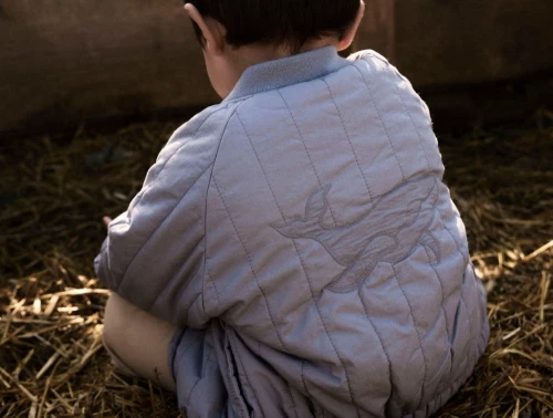 Lil\' Atelier bomberjakke i blå nuance set på barn bagfra