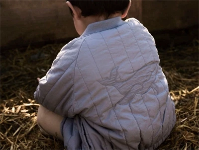 Lil' Atelier bomberjakke i blå nuance set på barn bagfra