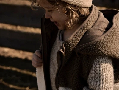 Lil\' Atelier teddyvest turtledove shitake set på barn med hætte