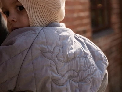 Barn iklædt Lil\' Atelier bomberjakke tradewinds med hvalbroderi detalje