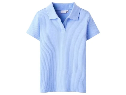 name it polo-shirt i lyseblå med krave og ribstruktur, set forfra