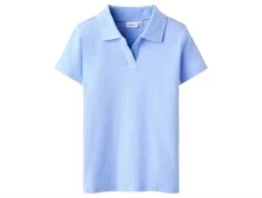 name it polo-shirt i lyseblå med krave og ribstruktur, set forfra