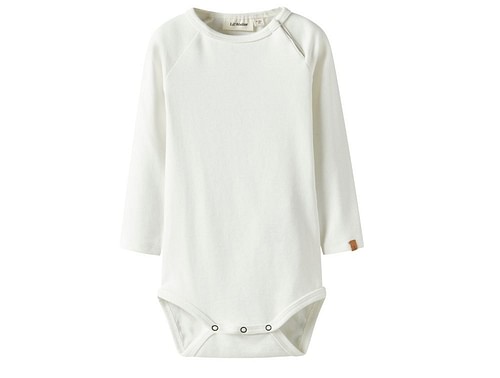 Nærbillede af hals og trykknapper på Lil\' Atelier body i coconut milk