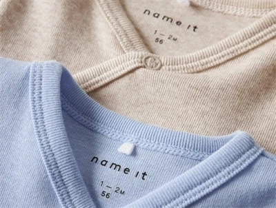 Name It body 2-pak i farverne chambray blue og peyote melange med wraplukning