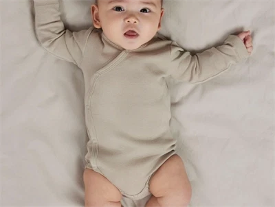 Name It body 2-pak i farverne parfait pink og peyote melange med wraplukning