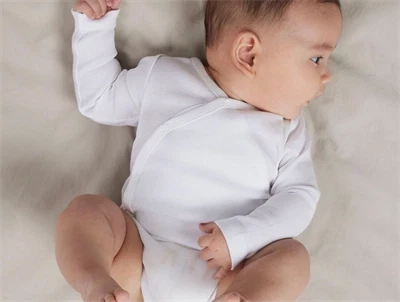 Name It body 2-pak i farverne pure cashmere og bright white med wraplukning