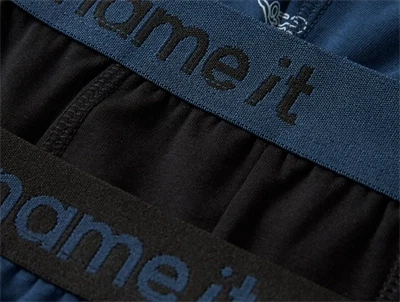 Detaljebillede af Name It boxershorts i blå nuance med skateboardprint