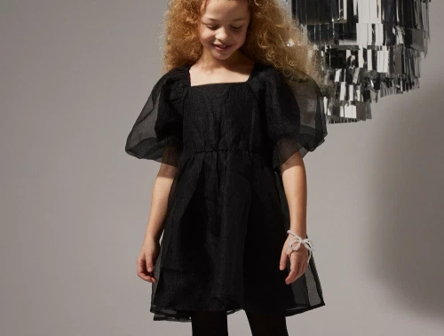 Pige iført Name It sort kjole i chiffon med puffærmer