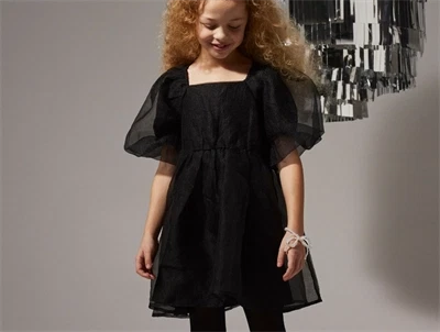 Pige iført Name It sort kjole i chiffon med puffærmer