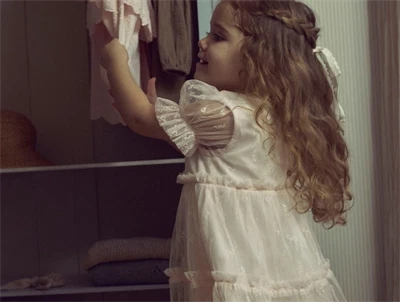 Barn iført Lil\' Atelier kjole i rosa nuance med tyl