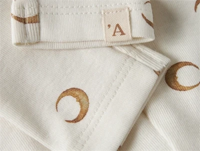 Lil\' Atelier leggings i råhvid med måneprint