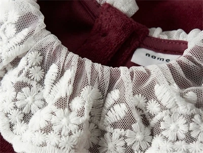 Name It Baby velourkjole burgundy med blondekrave detalje