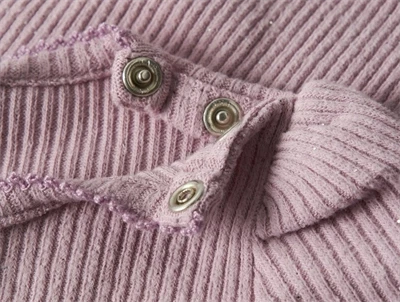 Detalje af trykknapper på lyserød rib body fra Name It