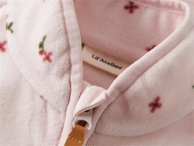 Lil\' Atelier fleecesæt hushed violet flowers med flæser