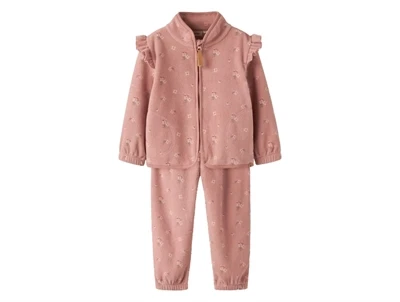 Lil' Atelier fleecesæt pink med blomsterprint og flæser set forfra