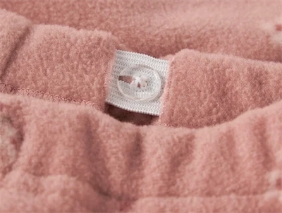 Lil\' Atelier fleecesæt pink med blomsterprint og flæser elastik detalje