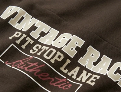 Detalje af vintage race print på brun sweatshirt fra Name It