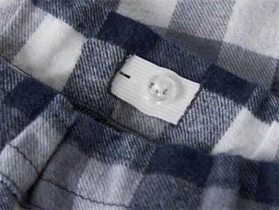 detalje af justerbar elastik i taljen på ternede Name It bukser