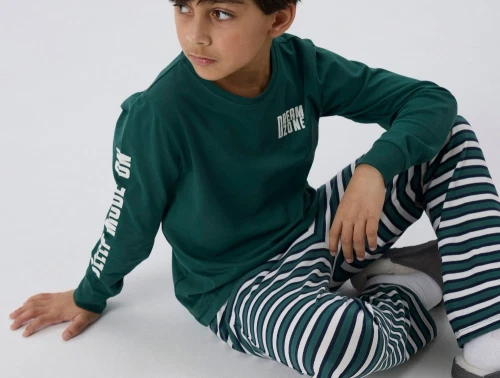 dreng iført grønt pyjamasæt fra Name It med stribede bukser