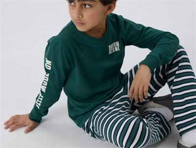 dreng iført grønt pyjamasæt fra Name It med stribede bukser