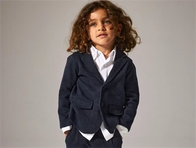 Barn iført hvid Name It skjorte under blazer