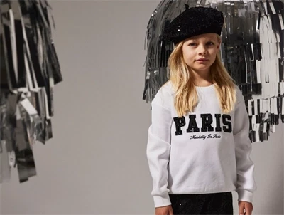 pige iført hvid Name It sweatshirt med paris print