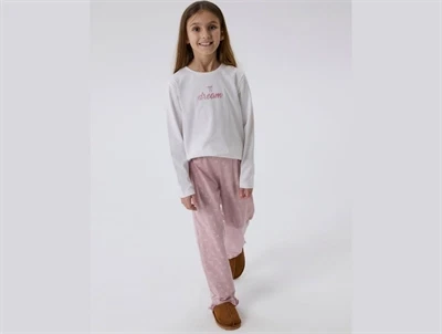 pige iført pyjamas fra Name It med lyserøde bukser og hvid bluse