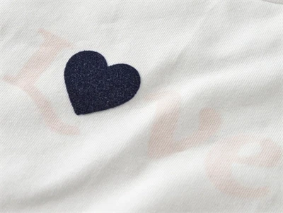 detalje af hjerteprint og broderi på Name It pyjamas