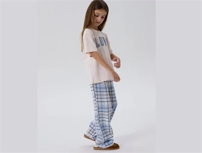 pige iført lyseblå ternede bukser fra Name It