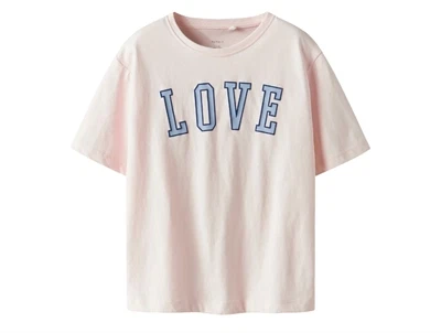t-shirt fra Name It i lyserød med love print