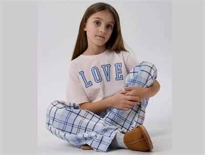 pige iført lyserød Name It t-shirt med love print