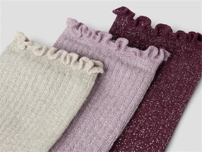 detalje af strømper fra Name It med flæsekant og glimmer