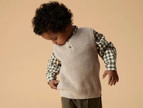 Barn iført Lil\' Atelier strikvest i oxford tan melange