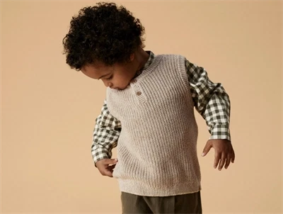 Barn iført Lil' Atelier strikvest i oxford tan melange