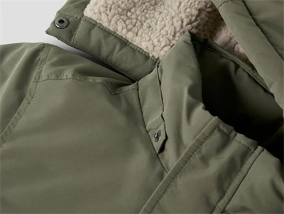 Detalje af fleecefoer i hætte på Name It parka dusty olive