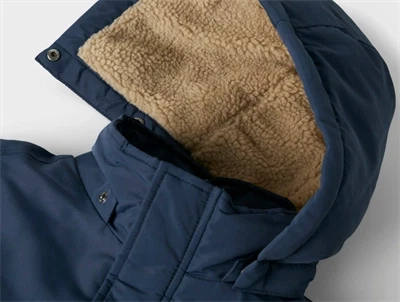 Detalje af fleecefoer i hætte på Name It parka spellbound