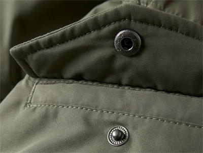 Aftagelig hætte med teddyfor i Name It vinterjakke dusty olive