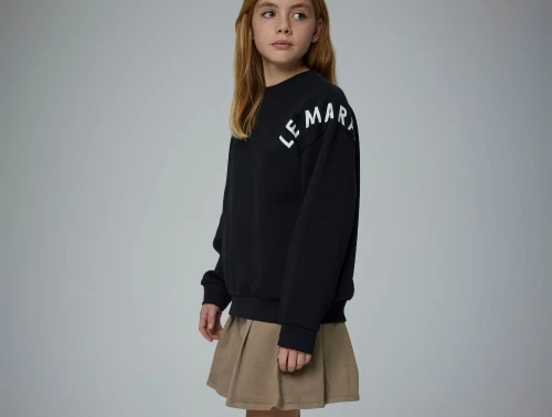 Pige iført Name It twillnederdel roasted cashew