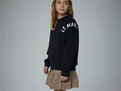 Pige iført Name It twillnederdel roasted cashew