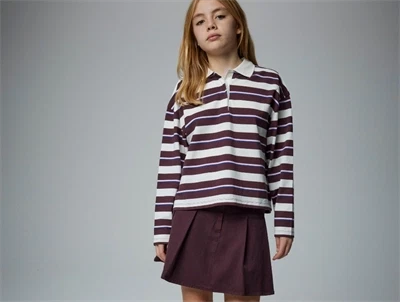 Pige iført Name It twillnederdel sassafras