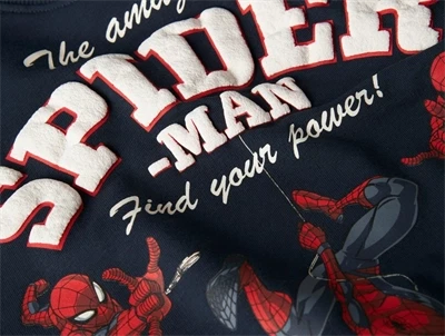 Detalje af Spiderman print på navy sweatshirt fra Name It