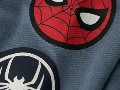 Detalje af Spiderman print på blå natdragt fra Name It