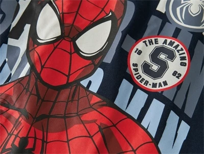 Detalje af Spiderman print på navy natdragt fra Name It