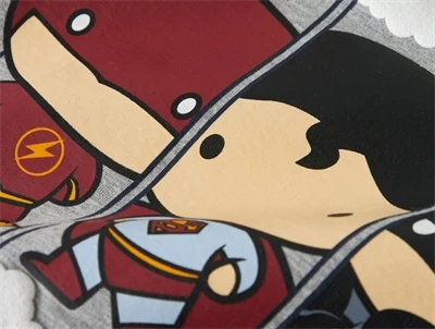 Detalje af superhelte print på grå sweatshirt fra Name It