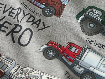 Detalje af Tonka bilprint på grå sweatshirt fra Name It